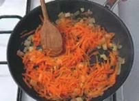 Обжарьте лук, чеснок, морковь 