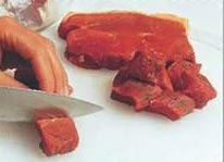 нарежьте мясо на кубики размером 2,5 см