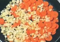 Обжарьте лук и морковь