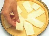 Разложите сыр на тесте