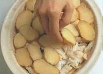 Уложите в форму слой картофеля