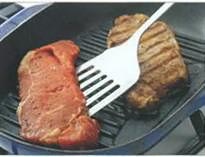 Жарьте говяжьи стейки по 2-4 минуты с каждой стороны