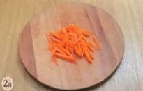 Нарезать соломкой морковь