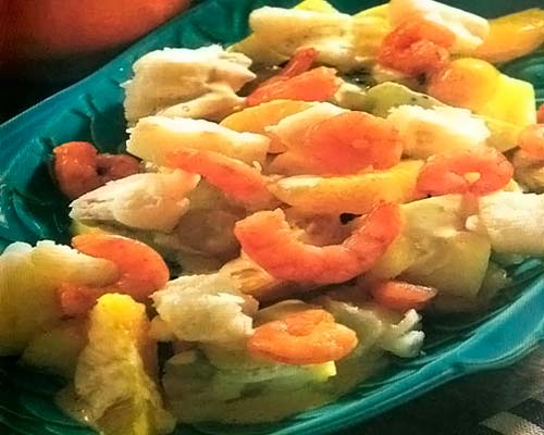 салат – десерт с рыбой креветками и фруктами