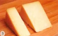 В каждую слойку положить сыр