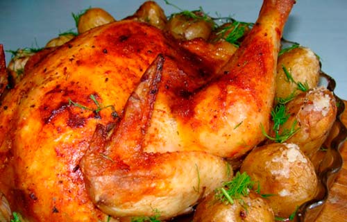Запеченная курица с двумя видами картофеля и спаржей