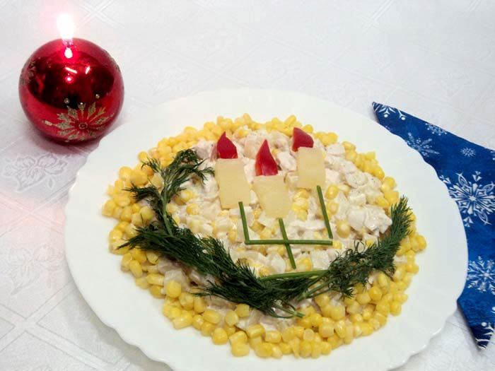 Рождественский салат с курицей и ананасами 