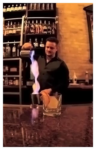 переливание горящего виски из одной кружки в другую