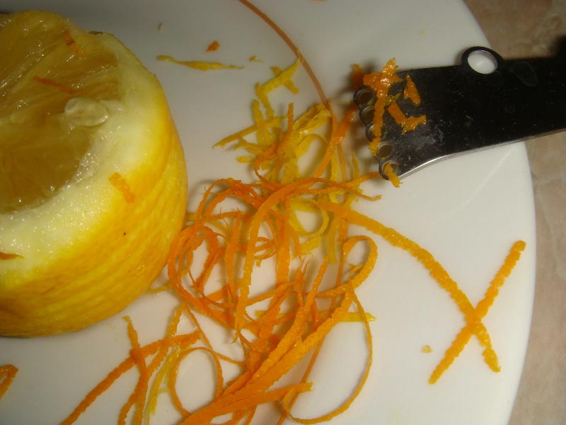 Очистить цедру лимона и апельсина