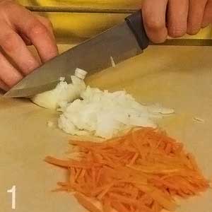 Нарезать и обжарить лук и морковку