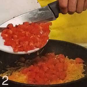 Нарезать и обжарит помидоры