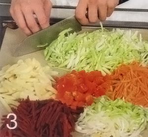 Нарезать овощи для борща