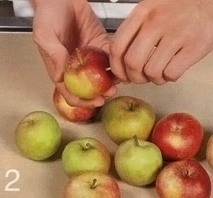 Яблоки наколоть шпажкой