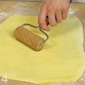 Раскатать тесто на коржи