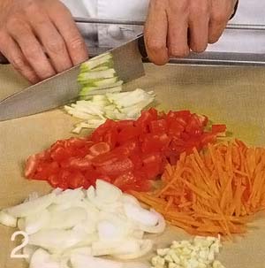 Порезать морковь, лук, помидоры