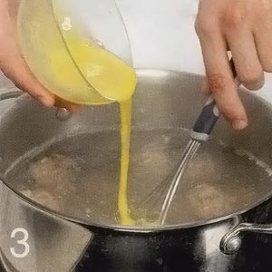 Влить в суп желтки смешанные с лимоном