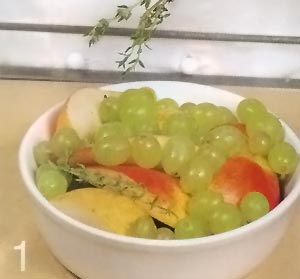 Груши и виноград положит в форму для выпечки