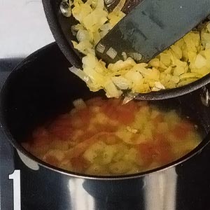Обжарьте лук и добавьте его в суп