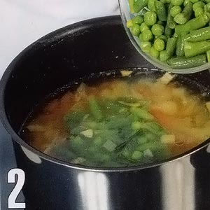 Добавляем в суп зеленый горошек и фасоль