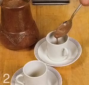 Кофейную пену переложить в чашки