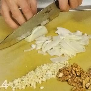 Нарезать лук, чеснок и орехи