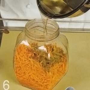Залить морковку кипящим маслом