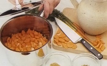 Тушим морковку