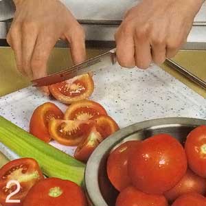 Нарезать сельдерей и томаты