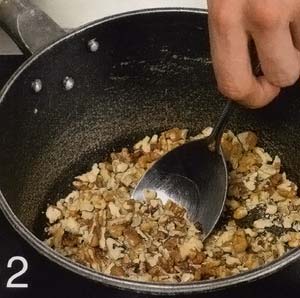 Обжарь грецкие орехи на сливочном масле