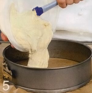 Переложить тесто в форму для выпекания 