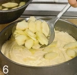 Достать яблоки из сиропа и выложить на пирог