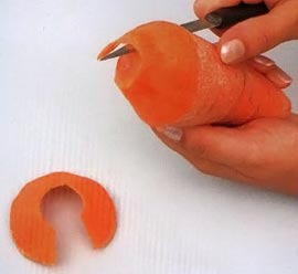 Срежьте широкий конец моркови