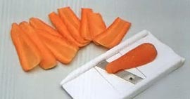 Нарежьте морковь вдоль
