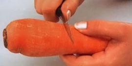 Срежьте с широкого конца моркови кусок