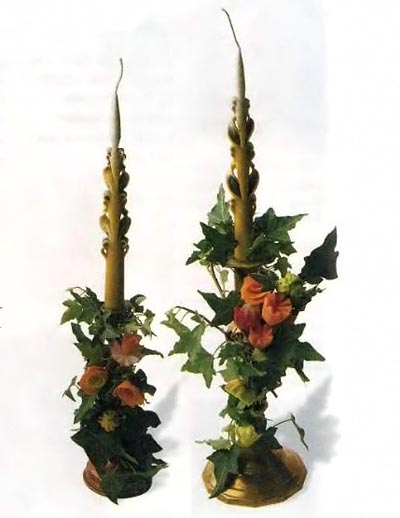 Подсвечники декорированы веточками плюща и цветами