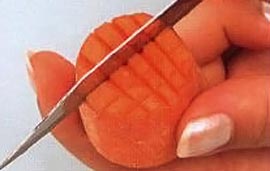 Вырежьте сердцевину из моркови 