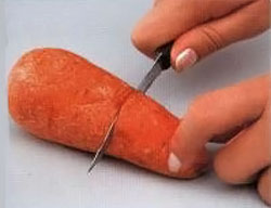 Срежьте кусок моркови 