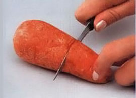 Отрежьте кусок моркови 10 см