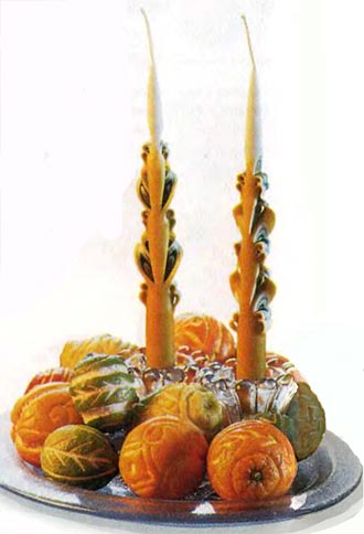 Апельсины в блюде со свечами