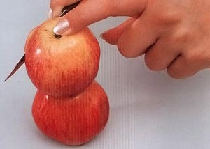 Закрепите одно яболо на другом