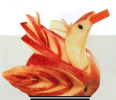 Птичка вырезанная из яблока