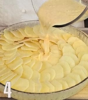 Уложит в форму картофель