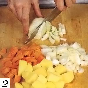 Нарезать картофель, морковь и лук