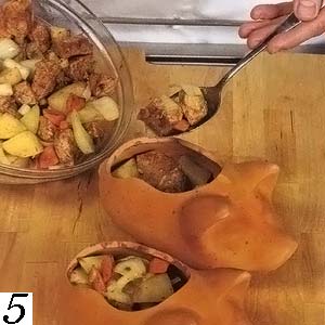 Уложить свинину и овощи в горшочки