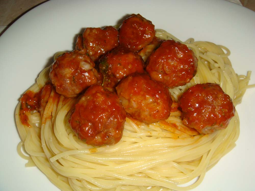 "Гнёзда" - спагетти с мясными шариками в овощном соусе